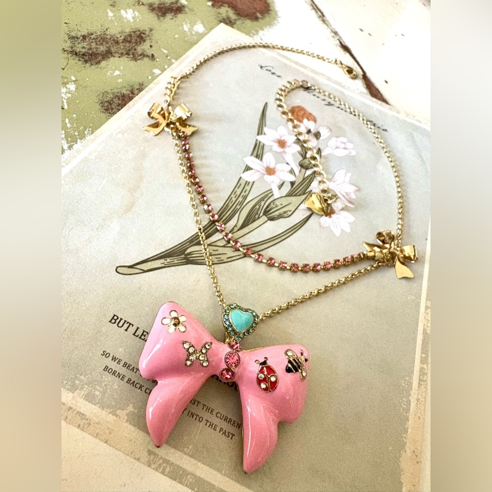 EUC RARE HTF Betsey Johnson Vintage Pink Bow Necklace - Picture 1 of 7